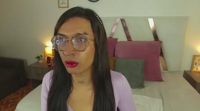 Snapshot of LauraaGomezz__ chatting on February 2025 01:32:01 AM LauraaGomezz   online show from February 2025 01:32:01 AM