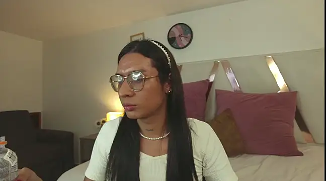Snapshot of LauraaGomezz__ chatting on March 2025 01:43:01 AM LauraaGomezz   online show from March 2025 01:43:01 AM