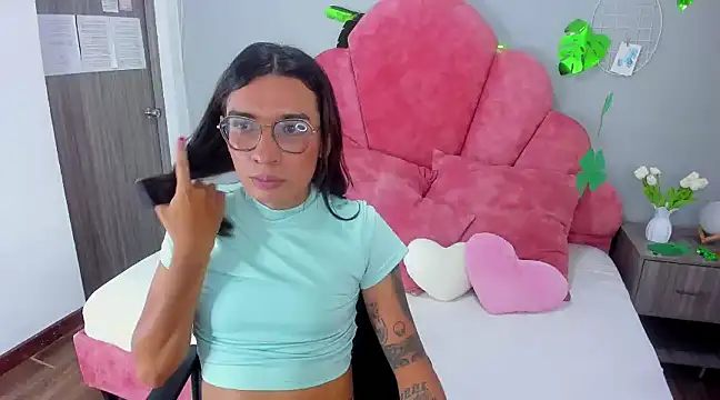 Snapshot of LauraaGomezz__ chatting on March 2025 10:28:01 PM LauraaGomezz   online show from March 2025 10:28:01 PM