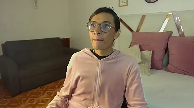 Snapshot of LauraaGomezz__ chatting on March 2025 01:32:02 AM LauraaGomezz   online show from March 2025 01:32:02 AM