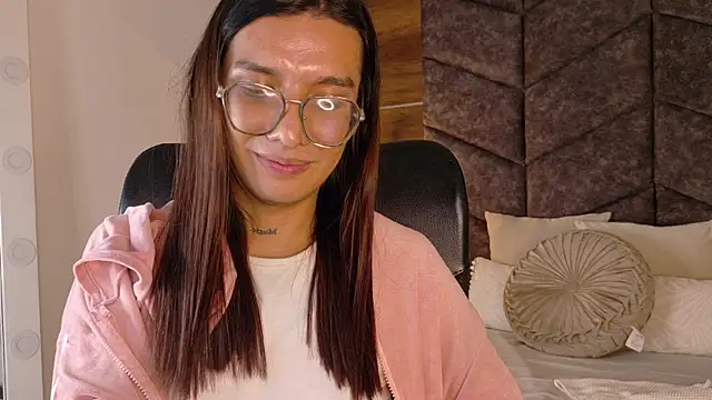 Snapshot of LauraaGomezz__ chatting on September 2025 11:39:02 PM LauraaGomezz   online show from September 2025 11:39:02 PM