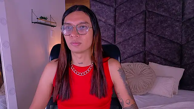 Snapshot of LauraaGomezz__ chatting on October 2025 07:34:01 PM LauraaGomezz   online show from October 2025 07:34:01 PM