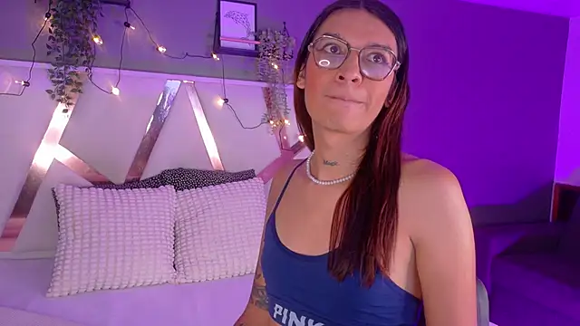 Snapshot of LauraaGomezz__ chatting on October 2025 07:24:01 PM LauraaGomezz   online show from October 2025 07:24:01 PM