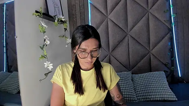 Snapshot of LauraaGomezz__ chatting on October 2025 07:36:01 PM LauraaGomezz   online show from October 2025 07:36:01 PM