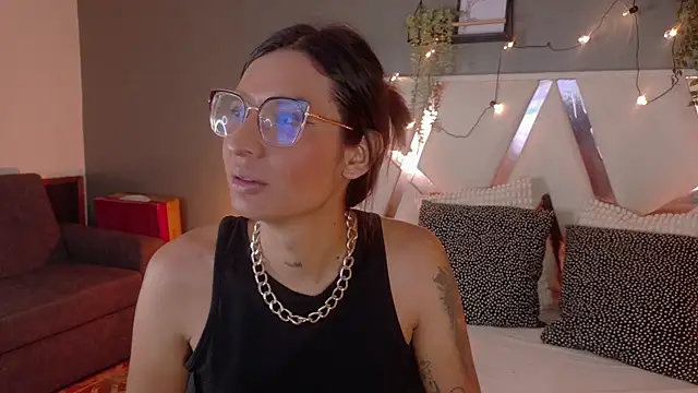 Snapshot of LauraaGomezz__ chatting on October 2025 11:07:01 AM LauraaGomezz   online show from October 2025 11:07:01 AM
