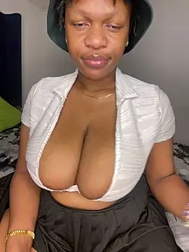 Snapshot of Boneca25 chatting on October 2025 06:07:02 PM Boneca25 online show from October 2025 06:07:02 PM