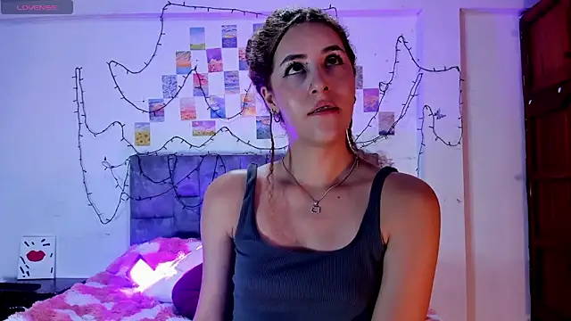 Snapshot of Isangel_ chatting on April 2026 02:35:01 AM Isangel online show from April 2026 02:35:01 AM