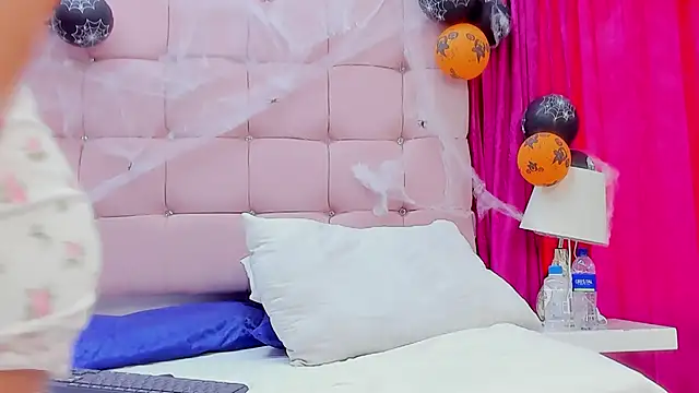 CanelaDevil  online show from October 2025 07:04:02 PM