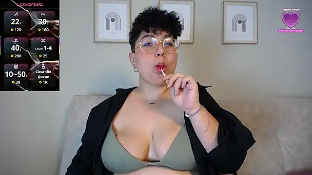 Snapshot of curly_cam_queen69 chatting on October 2025 03:34:02 AM curly cam queen69 online show from October 2025 03:34:02 AM