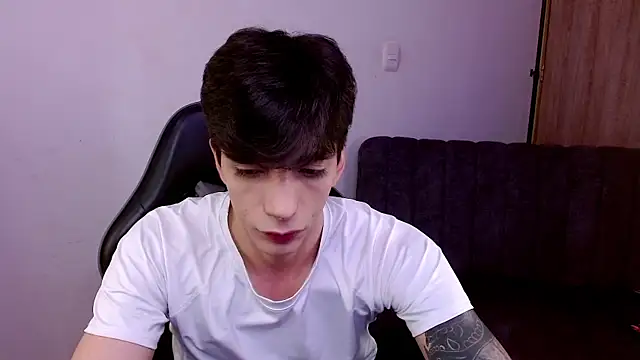 Snapshot of H3ll_B0I chatting on June 2026 01:17:02 PM H3ll B0I online show from June 2026 01:17:02 PM