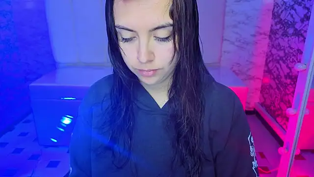 Hela v online show from April 2026 01:07:01 PM