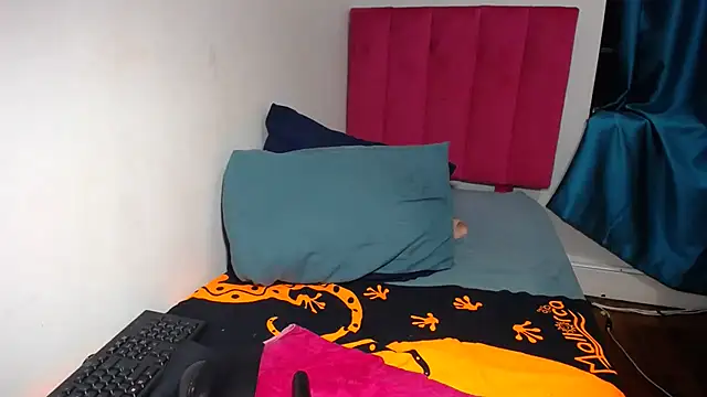 Snapshot of Mywife777 chatting on March 2025 02:15:02 AM Mywife777 online show from March 2025 02:15:02 AM