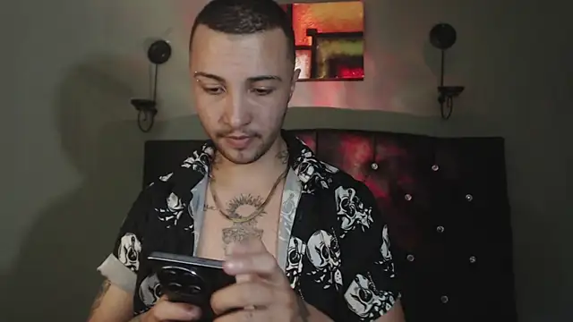 Snapshot of FemToMale chatting on January 2025 02:43:01 AM FemToMale online show from January 2025 02:43:01 AM