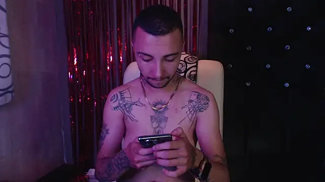 Snapshot of FemToMale chatting on February 2025 04:37:01 AM FemToMale online show from February 2025 04:37:01 AM