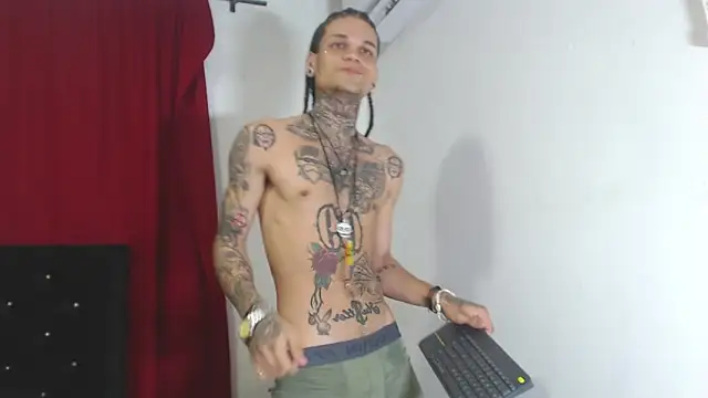 Snapshot of hot_man05 chatting on February 2025 12:52:02 AM hot man05 online show from February 2025 12:52:02 AM