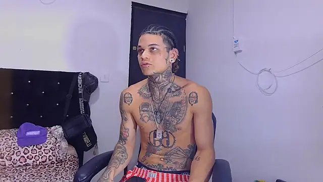 Snapshot of hot_man05 chatting on October 2025 09:28:02 PM hot man05 online show from October 2025 09:28:02 PM