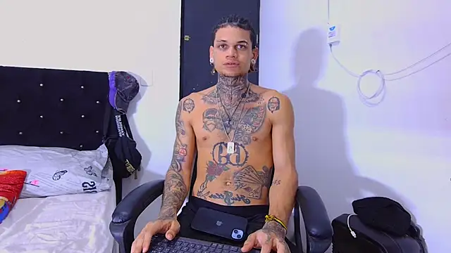 Snapshot of hot_man05 chatting on October 2025 11:17:01 PM hot man05 online show from October 2025 11:17:01 PM