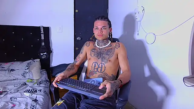 Snapshot of hot_man05 chatting on January 2026 04:07:02 AM hot man05 online show from January 2026 04:07:02 AM