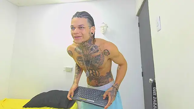 Snapshot of hot_man05 chatting on March 2026 01:01:02 AM hot man05 online show from March 2026 01:01:02 AM