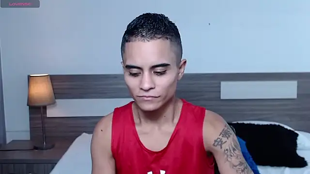 Liiamthompson online show from November 2025 07:02:02 PM