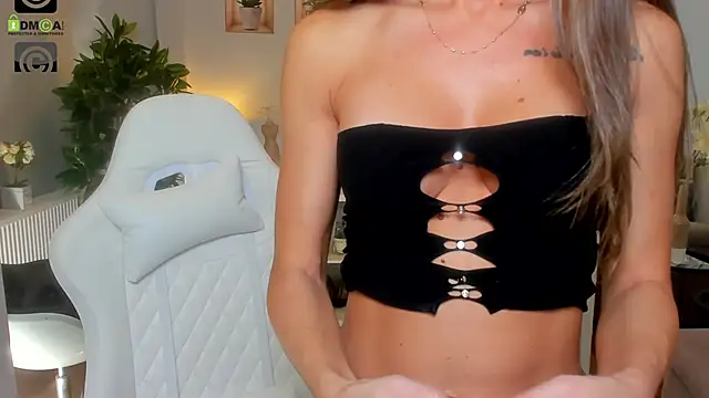 Snapshot of Anya-Ray chatting on November 2025 02:07:02 PM Anya-Ray online show from November 2025 02:07:02 PM