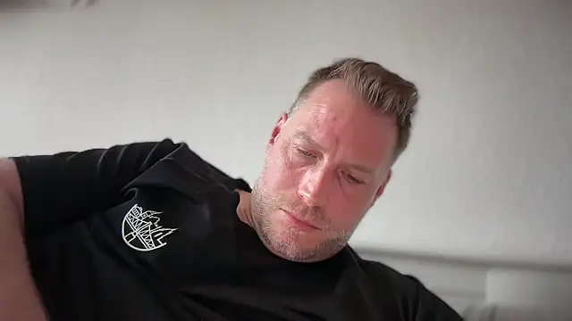 Snapshot of Christian87xxx chatting on April 2026 04:33:01 PM Christian87xxx online show from April 2026 04:33:01 PM