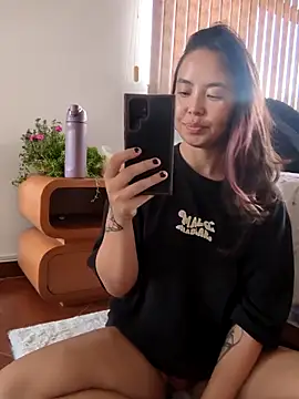 Snapshot of RenEnvy chatting on November 2025 07:36:02 PM RenEnvy online show from November 2025 07:36:02 PM