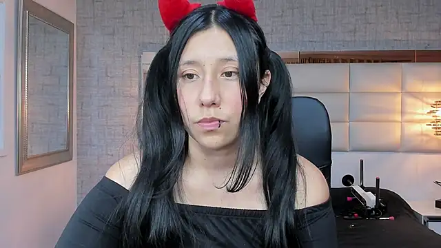 Nohemi louse online show from October 2025 07:14:02 PM