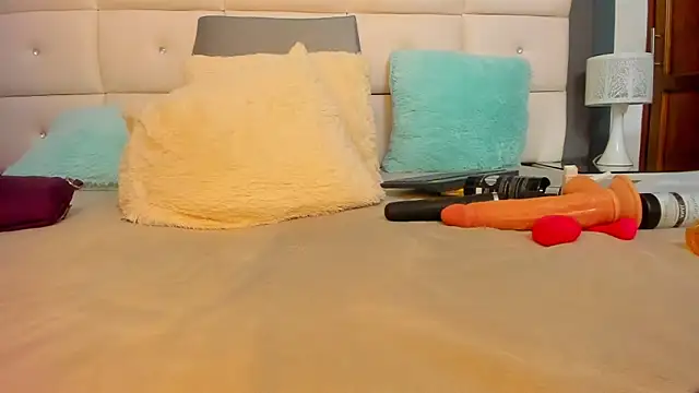 Snapshot of DayannaBronx chatting on September 2025 08:30:02 PM DayannaBronx online show from September 2025 08:30:02 PM