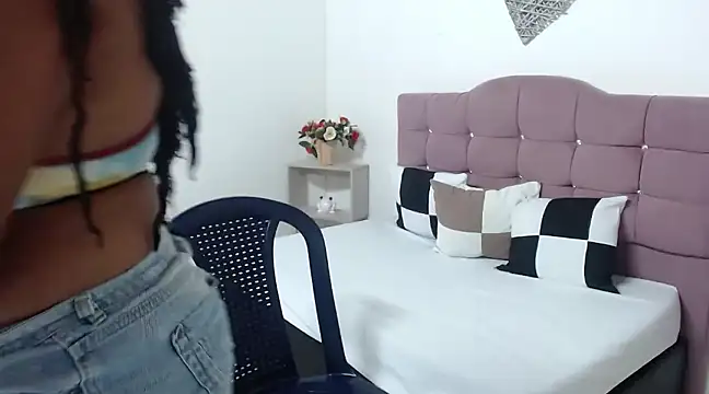 Snapshot of CanelaFierce chatting on March 2025 12:25:01 PM CanelaFierce online show from March 2025 12:25:01 PM