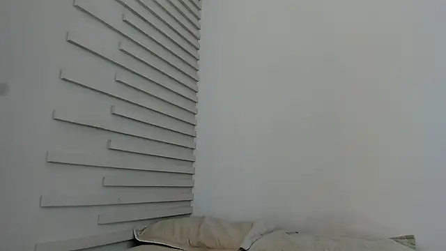 Lia Guzman online show from February 2025 02:57:01 PM