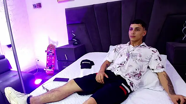 JhoanLeandro online show from February 2025 04:25:02 AM