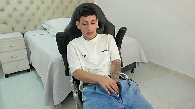 JhoanLeandro online show from September 2025 04:35:01 AM