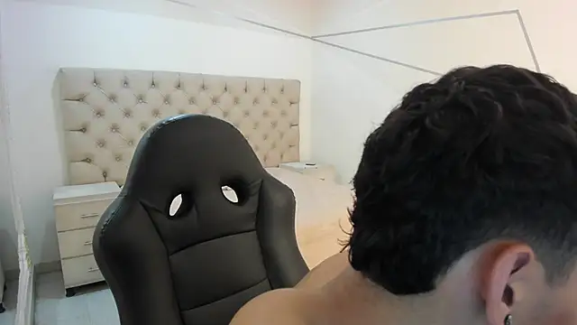 JhoanLeandro online show from October 2025 05:44:02 AM