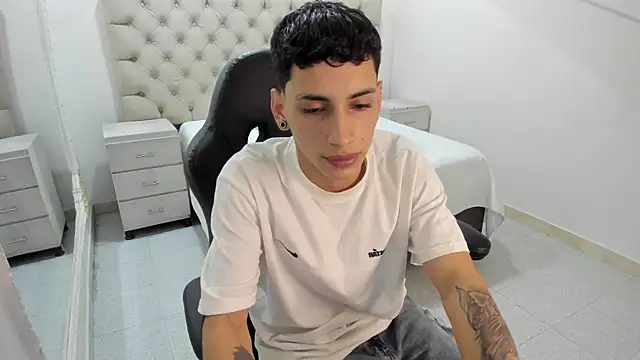 JhoanLeandro online show from November 2025 04:23:02 AM