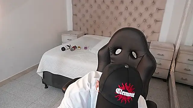 JhoanLeandro online show from February 2026 06:02:02 AM