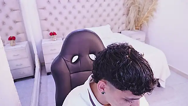 Snapshot of JhoanLeandro chatting on June 2026 05:37:01 AM JhoanLeandro online show from June 2026 05:37:01 AM
