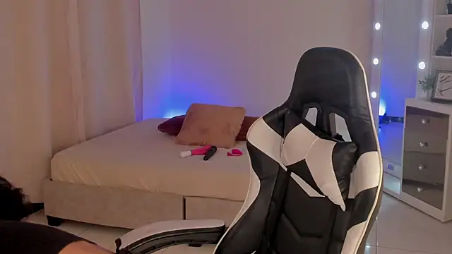 Snapshot of leahaltomm chatting on February 2025 07:05:02 PM leahaltomm online show from February 2025 07:05:02 PM