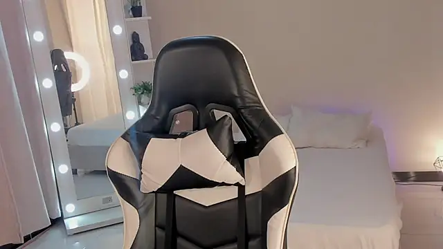 Snapshot of leahaltomm chatting on March 2025 06:18:01 PM leahaltomm online show from March 2025 06:18:01 PM