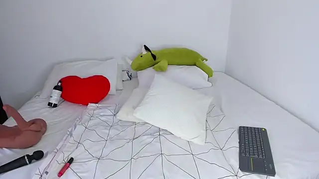 Snapshot of TinaPutina chatting on September 2025 10:13:01 PM TinaPutina online show from September 2025 10:13:01 PM