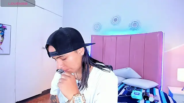 Liiam smith  online show from October 2025 01:37:01 PM