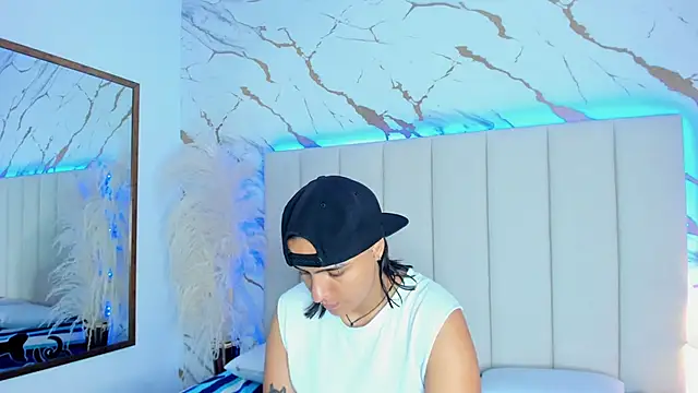 Liiam smith  online show from November 2025 01:24:03 PM