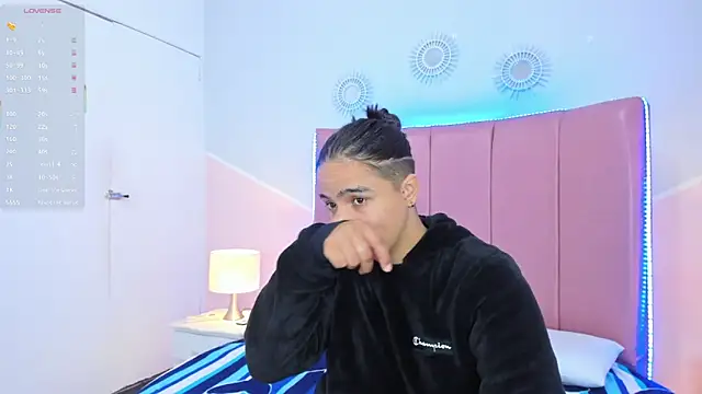 Liiam smith  online show from December 2025 01:40:02 PM