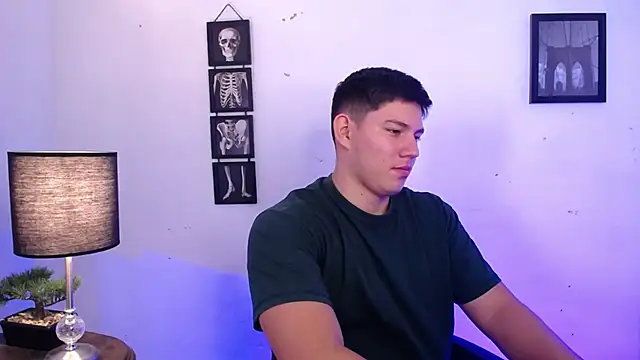 Snapshot of JamesCr_ chatting on November 2025 12:49:01 PM JamesCr online show from November 2025 12:49:01 PM