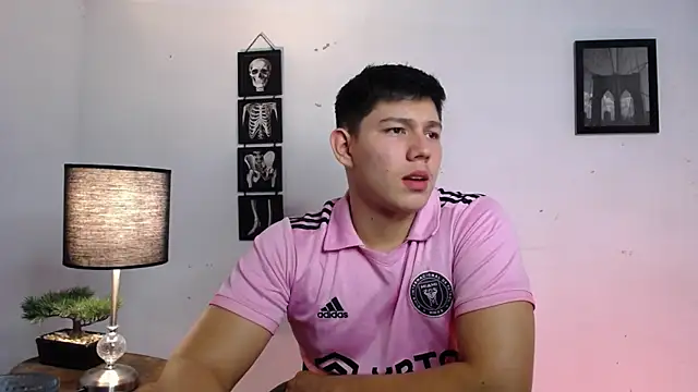 Snapshot of JamesCr_ chatting on November 2025 12:33:01 AM JamesCr online show from November 2025 12:33:01 AM