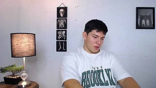 Snapshot of JamesCr_ chatting on November 2025 04:33:02 AM JamesCr online show from November 2025 04:33:02 AM