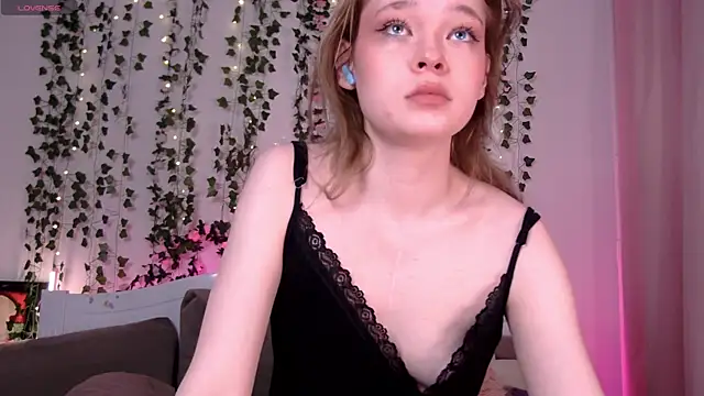 Snapshot of Kellybbface chatting on October 2025 03:58:02 AM Kellybbface online show from October 2025 03:58:02 AM