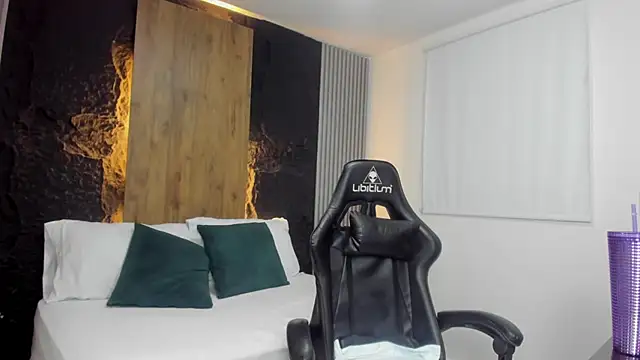 Snapshot of tiffanny_doll_ chatting on April 2026 12:31:01 PM tiffanny doll online show from April 2026 12:31:01 PM