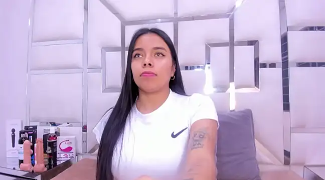 ZoeWan69 online show from February 2025 01:49:02 PM