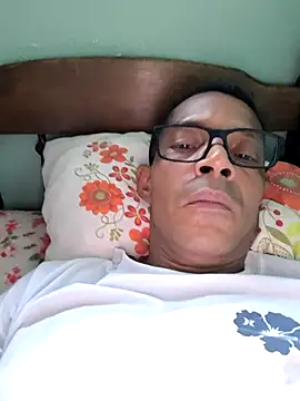 Snapshot of Renato571 chatting on April 2026 08:33:02 PM Renato571 online show from April 2026 08:33:02 PM